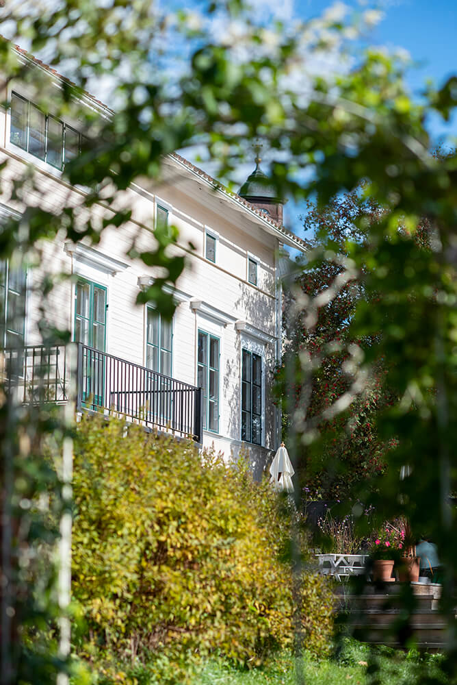 Stor villa med buskar och grönska