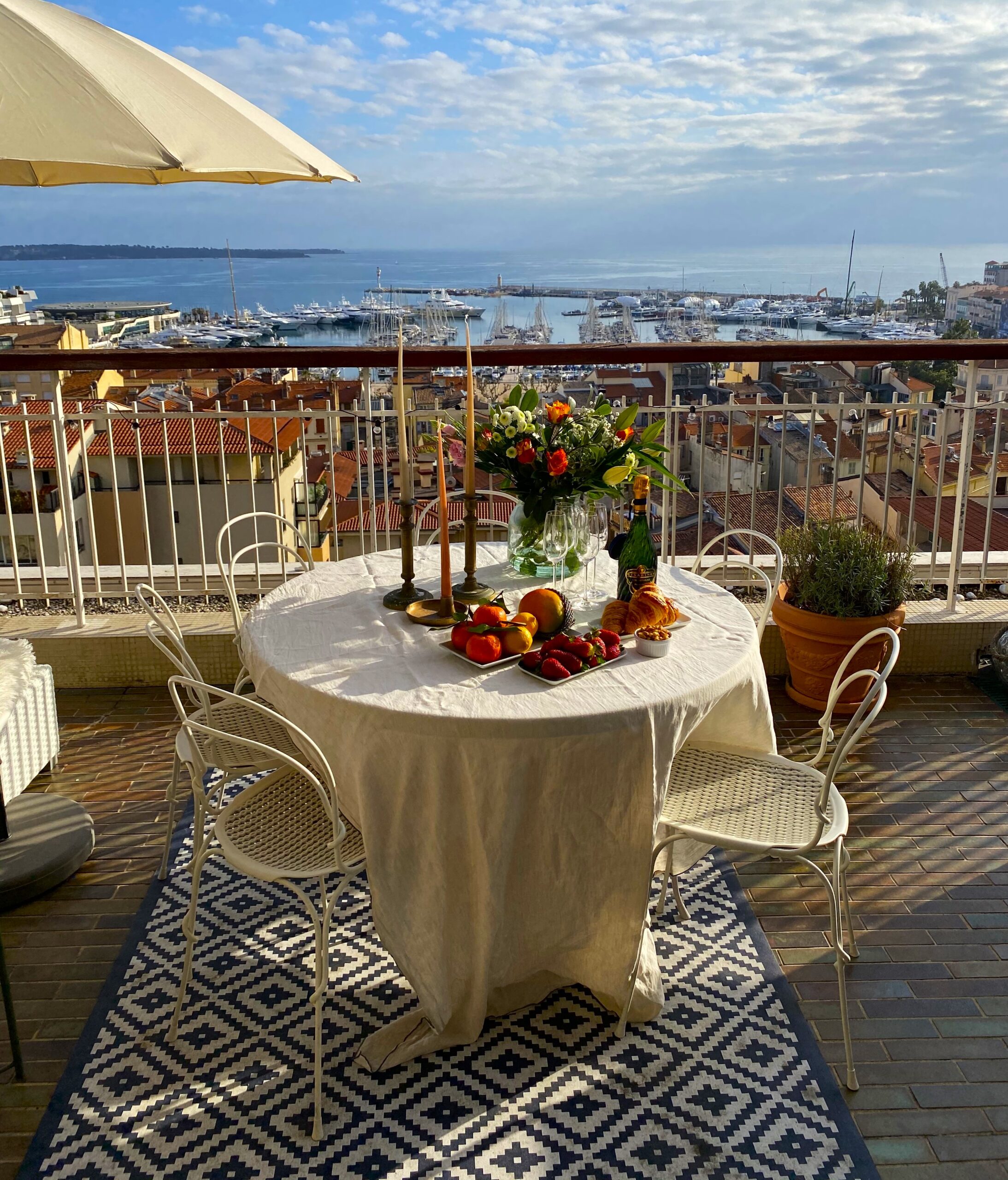 Fin utsikt från en terass med ett romantiskt bord